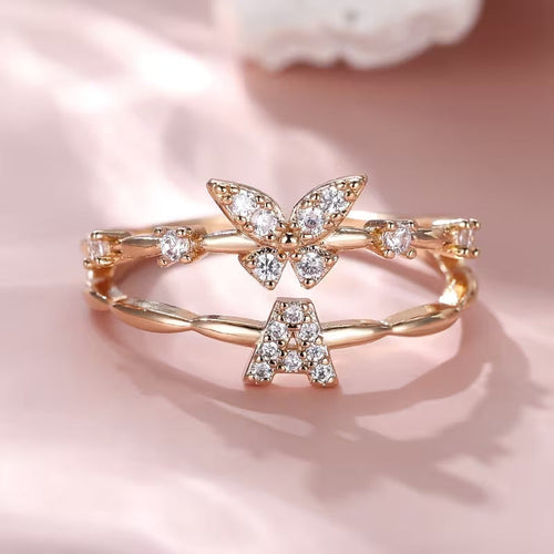 Anillo Vuelo Personal ajustable con mariposa detallada e inicial personalizada en cobre galvánico estilo lujo ligero