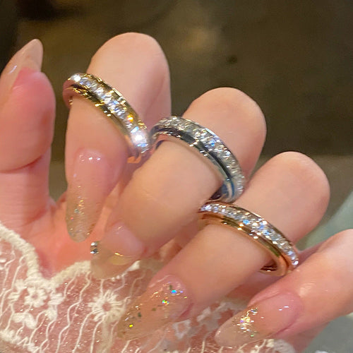 Anillo giratorio de titanio con diseño celestial estrellado y mecanismo antiestrés elegante